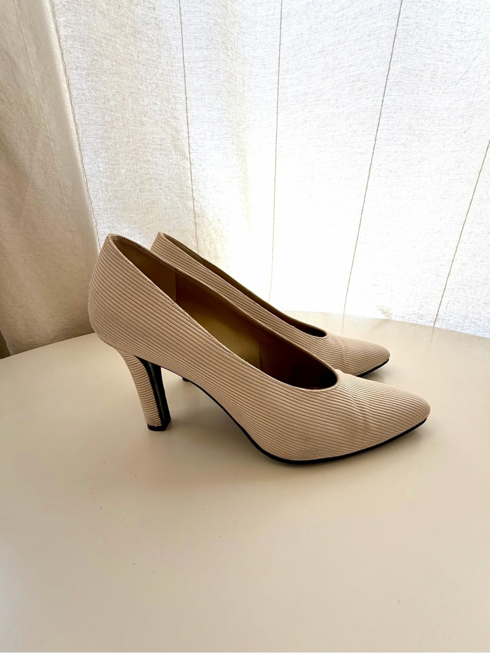Yves Saint Laurent Vintage Ivory Textured Pumps Heels Size 8M Made in Italy